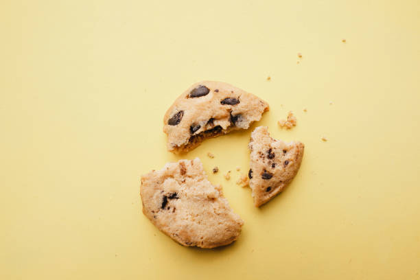 pedaços de biscoito quebrado, dieta, parte, partilha - serving size weight scale scale food - fotografias e filmes do acervo
