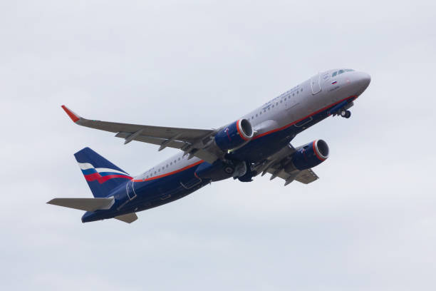 avion russe aeroflot à partir du sol à düsseldorf aéroport allemagne - aeroflot photos et images de collection