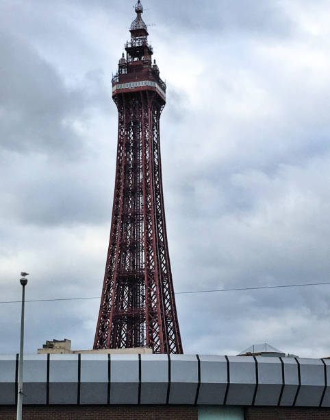 una imagen de la torre de blackpool al anochecer - blackpool illuminated blackpool tower vacations fotografías e imágenes de stock