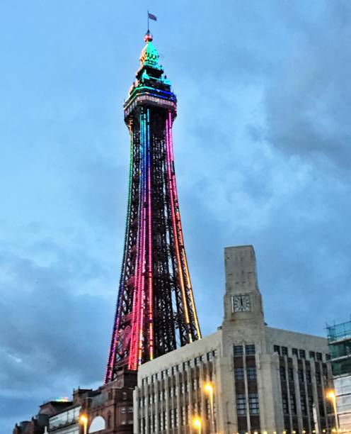 una imagen de la torre de blackpool al anochecer - blackpool illuminated blackpool tower vacations fotografías e imágenes de stock