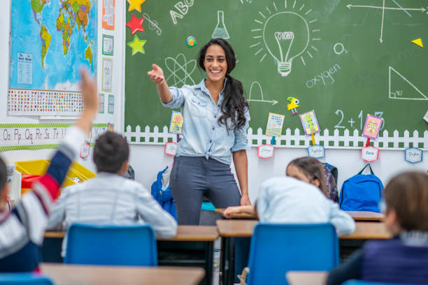 alunos respondendo a uma pergunta - blackboard desk classroom education - fotografias e filmes do acervo