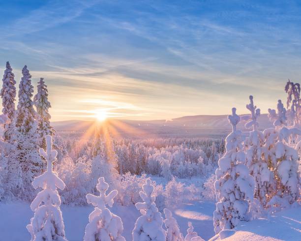 soleil à l'horizon - winter landscape mountain snow photos et images de collection