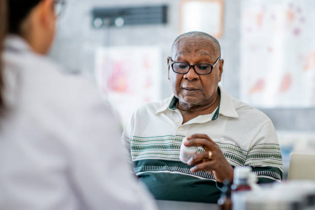 considerando le prescrizioni di un medico - nurse doctor healthcare and medicine african descent foto e immagini stock