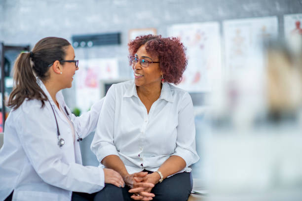 femme d'âge mûr visitant le docteur - primary care photos et images de collection