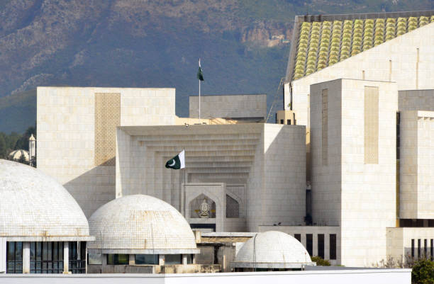 Supreme Court of Pakistan and Federal Shariat Court, Islamabad, Pakistan Islamabad, Pakistan: Supreme Court of Pakistan and Federal Shariat Court - secular and religious justice - Red Zone, Constitution Avenue - Modernist architecture sharia stock pictures, royalty-free photos & images
