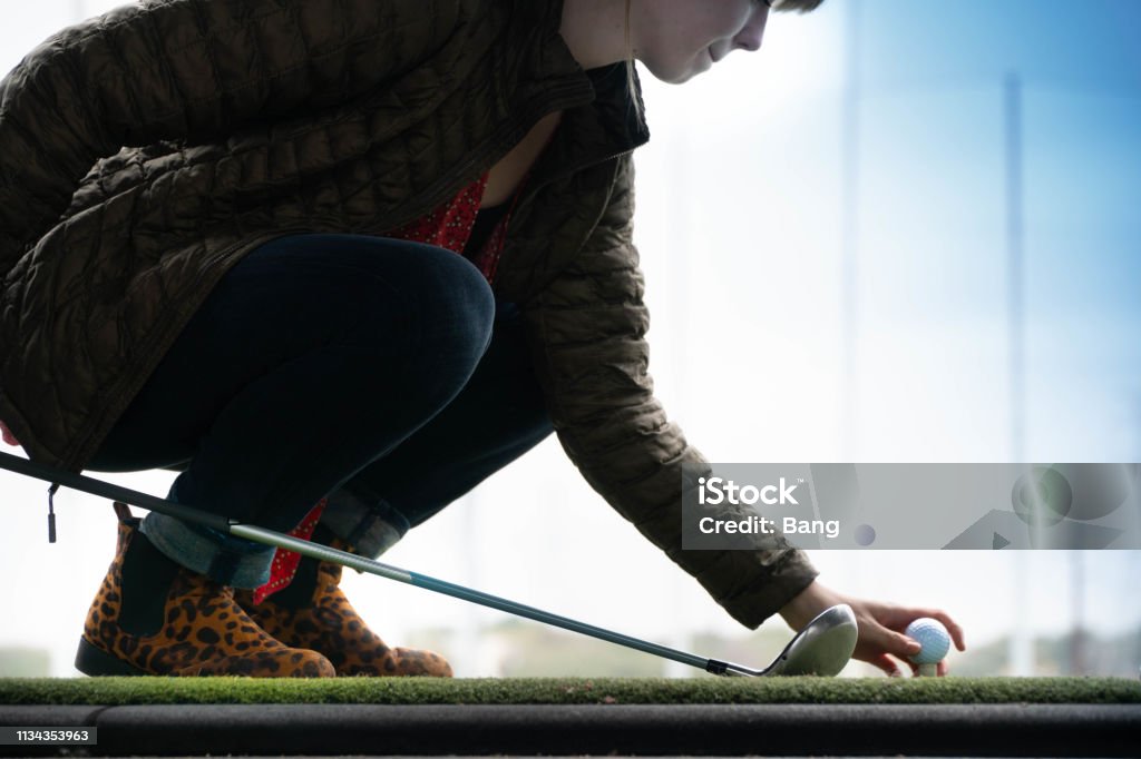 Frau auf der Driving Range in Leopardenstiefel - Lizenzfrei Golfspieler Stock-Foto