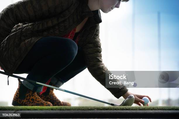 Frau Auf Der Driving Range In Leopardenstiefel Stockfoto und mehr Bilder von Golfspieler - Golfspieler, Anfang, Zielorientierung