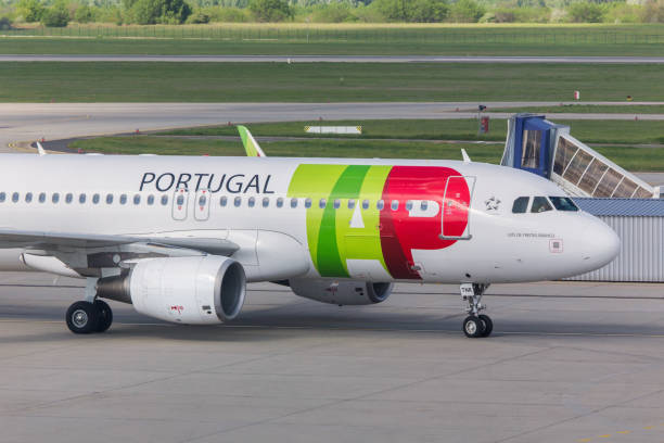 tap portugal airways airplane at budapest airport hungary - tap airplane imagens e fotografias de stock