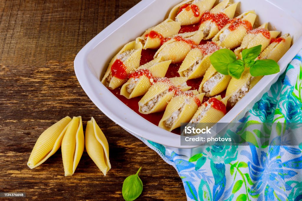 conchas de massas recheadas com carne de carne picada com ervas e molho de tomate - Foto de stock de Recheado royalty-free