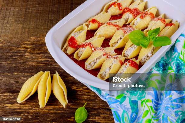 Foto de Conchas De Massas Recheadas Com Carne De Carne Picada Com Ervas E Molho De Tomate e mais fotos de stock de Recheado