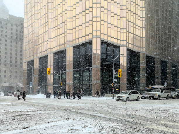 カナダ、トロントの雪の中のロイヤルバンクプラザタワーの外観。 - royal bank of canada ストックフォトと画像