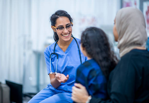 matka pocieszając swoją córkę - female doctor doctor medical instrument nurse zdjęcia i obrazy z banku zdjęć