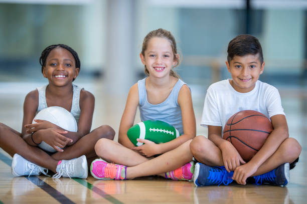 figlarne dzieci - basketball playing ball african descent zdjęcia i obrazy z banku zdjęć