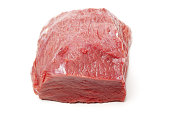 gro%C3%9Fe rotfleisch chunk isoliert auf wei%C3%9Fem hintergrund