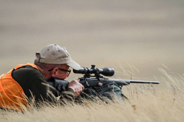 ハンターは、ワイオミングでプロングホーンアンテロープ狩りの間にショットの準備をします。 - rifle range ストックフォトと画像