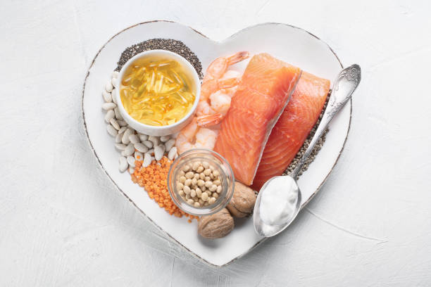sources of omega 3 - fish oil vegetable capsule healthy eating imagens e fotografias de stock