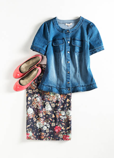 jupe à motifs floraux et chemise en denim avec chaussure plate rose d'isolement sur fond blanc - skirt consumerism jeans pants photos et images de collection