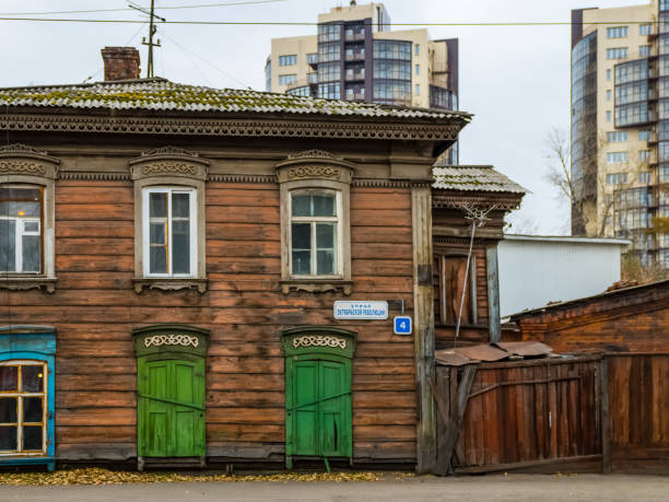 vecchie case di legno a irkutsk. architettura in legno della russia. - shutter unhygienic ancient old foto e immagini stock