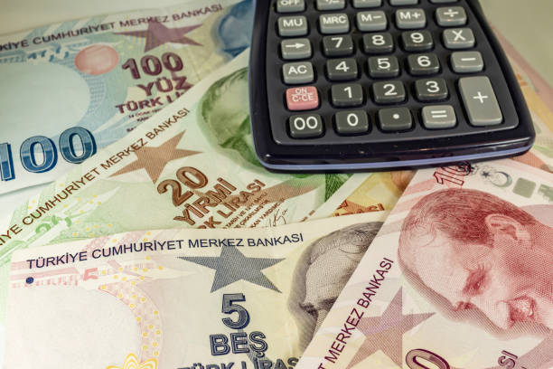 close up turkish lira banknotes and coin in circulaton - tl imagens e fotografias de stock