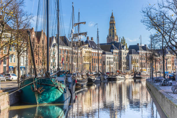 historyczne statki w kanale hoge der aa w groningen - sailboat sky mast sailing zdjęcia i obrazy z banku zdjęć