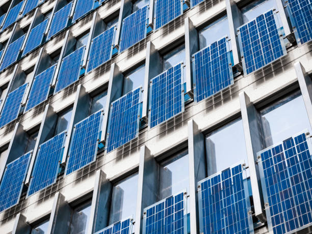 солнечная панель стены на строительство фасада чистой энергии промышленных - front panel стоковые фото и изображения