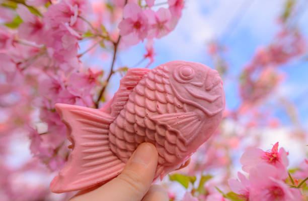 тайяки розовая рыба сладкий десерт - wagashi стоковые фото и изображения
