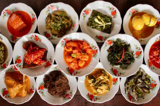 pratos minangkabau em seu estilo típico de servir de ' hidang ' - halal beef - fotografias e filmes do acervo