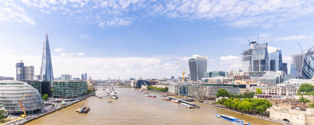 лондон в центре города с темзой - london england aerial view skyscraper mid air стоковые фото и изображения