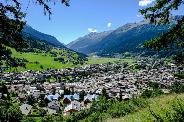 bormio in valtellina, italy, europoean alps - town village panoramic green stock-fotos und bilder
