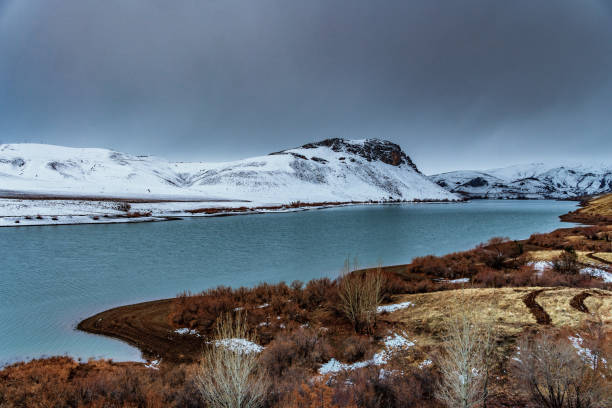 vista sul fiume della stagione invernale - turkey extreme terrain snow nature foto e immagini stock