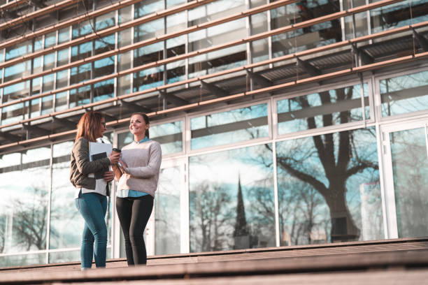 två kvinnliga studenter arbetar tillsammans på campus - studenter sweden bildbanksfoton och bilder
