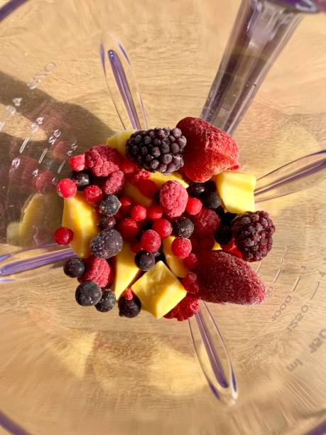 mischgut mit gefrorenem obst - refrigerator healthy eating mango fruit stock-fotos und bilder