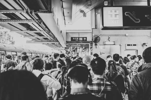 香港、11月 2018-地下鉄で立ち上がっ - crowd kowloon peninsula multi colored ストックフォトと画像