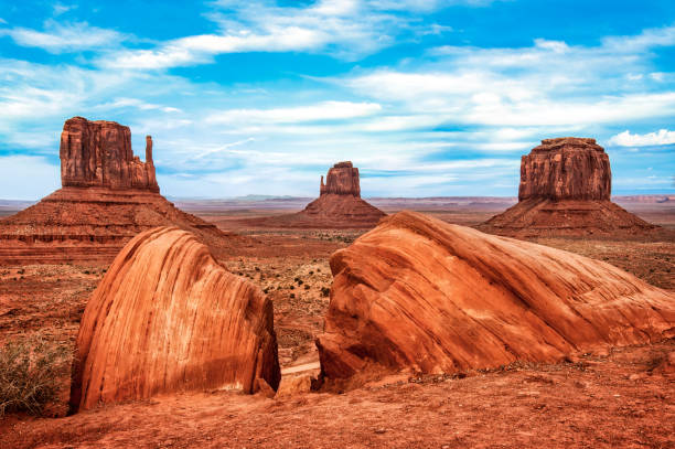 monument valley tribal park taylor rock viewpoint, arizona, stati uniti - panoramic wild west desert scenics foto e immagini stock