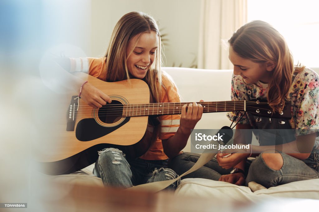 Mädchen haben Spaß am Gitarrenlernen - Lizenzfrei Gitarre Stock-Foto