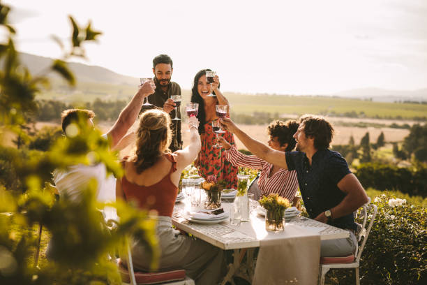 저녁 식사 파티 중 와인을 토스트 하는 사람들의 그룹 - outdoors drinking women friendship 뉴스 사진 이미지