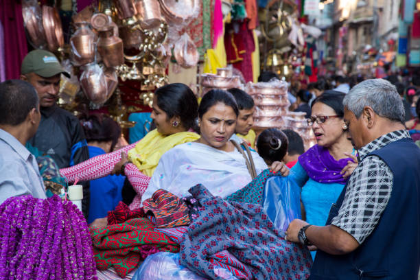 네팔 카트만두에 있는 시장에 스카프 실속 - nepal bazaar kathmandu textile 뉴스 사진 이미지