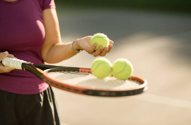 wählen sie einen ball für den dienst - tennis serving women playing stock-fotos und bilder