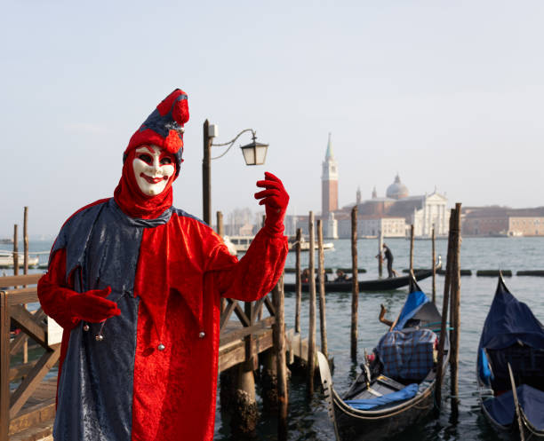 2019 escena del carnaval de venecia, veneto italia - harlequin venice carnival carnival waterfront fotografías e imágenes de stock