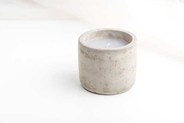 однобетонная свеча с эфирных масел. концепция минимализма. - candlelight concrete bathtub candle стоковые фото и изображения