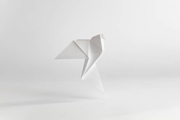 colombe en origami faite de papier blanc sur fond blanc uni. concept minimal. - origami photos et images de collection