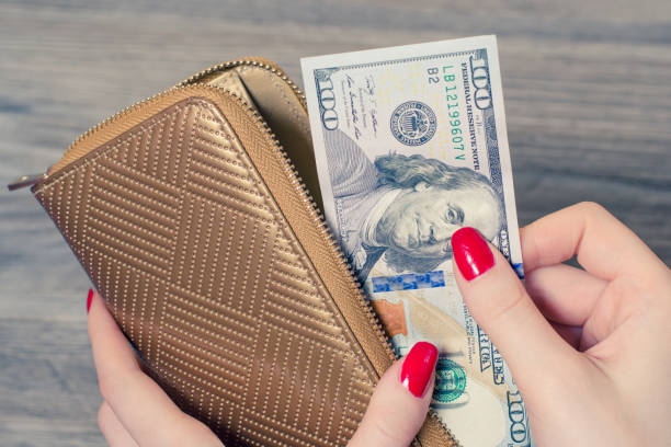 財布のお金から取る金持ちの女性 - over 100 ストックフォトと画像