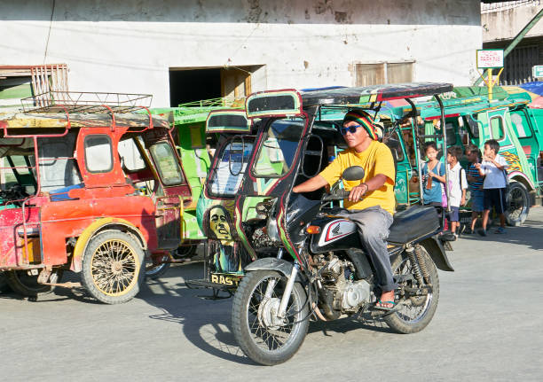 triciclo con el diseño de bob marley en filipinas - bob marley fotografías e imágenes de stock