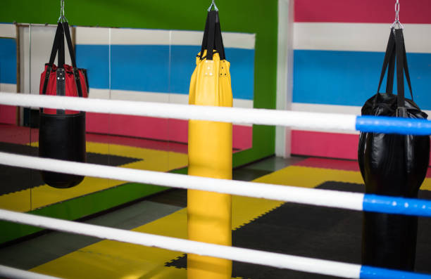 trzy boks kolorowe gruszki gwiżdżąc na siłowni. sala gimnastyczna. - exercising sports training sport gym zdjęcia i obrazy z banku zdjęć
