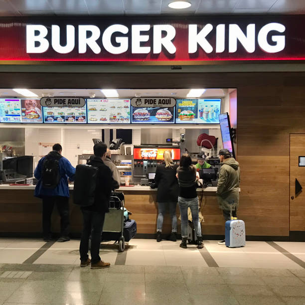 바르셀로나 국제 공항의 버거킹 레스토랑 - burger king 뉴스 사진 이미지