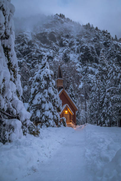 a capela em yosemite envolvida na neve - yosemite national park winter waterfall california - fotografias e filmes do acervo