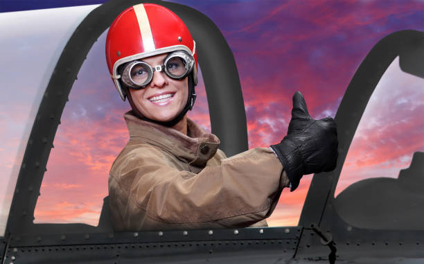 pilot im cockpit eines vintage-flugzeugs, das daumen nach oben zeigt, bereit zum fliegen. - air force fighter plane pilot military stock-fotos und bilder