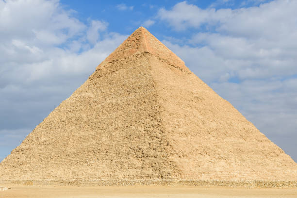 a grande pirâmide de khafre no planalto de giza. cairo, egito - pyramid of mycerinus - fotografias e filmes do acervo