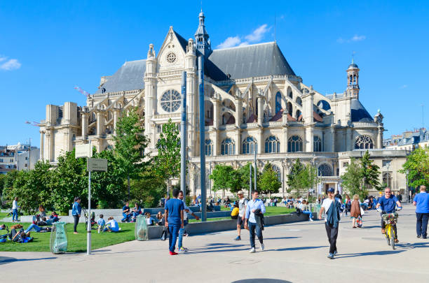 Catholic Church of St. Eustache, or Saint-Eustache (Église Saint-Eustache), Paris, France Paris, France - September 7, 2018: Unknown people rest on green lawn near Catholic Church of St. Eustache, or Saint-Eustache (Église Saint-Eustache), Paris, France église saint eustache stock pictures, royalty-free photos & images