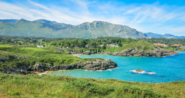 vista panorámica cerca de playa de troenzo, celorio, asturias, norte de españa - playa del silencio asturias fotografías e imágenes de stock